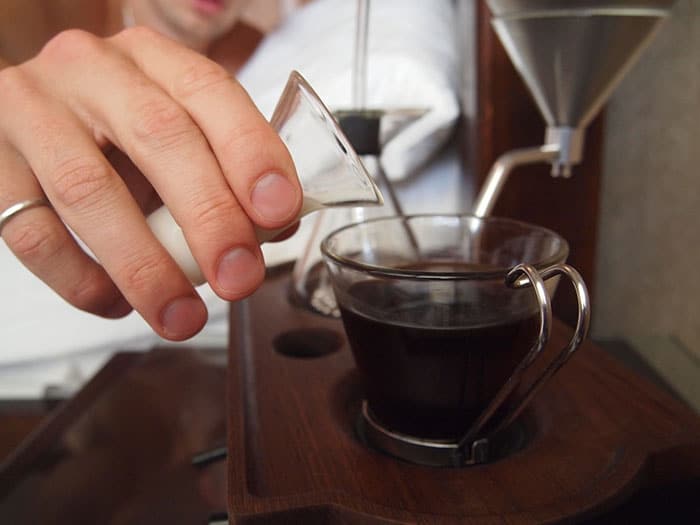 tilestwra.gr - The Barisieur: Το ξυπνητήρι που φτιάχνει καφέ! tilestwra.com | Ένα ξυπνητήρι που φτιάχνει και καφέ!