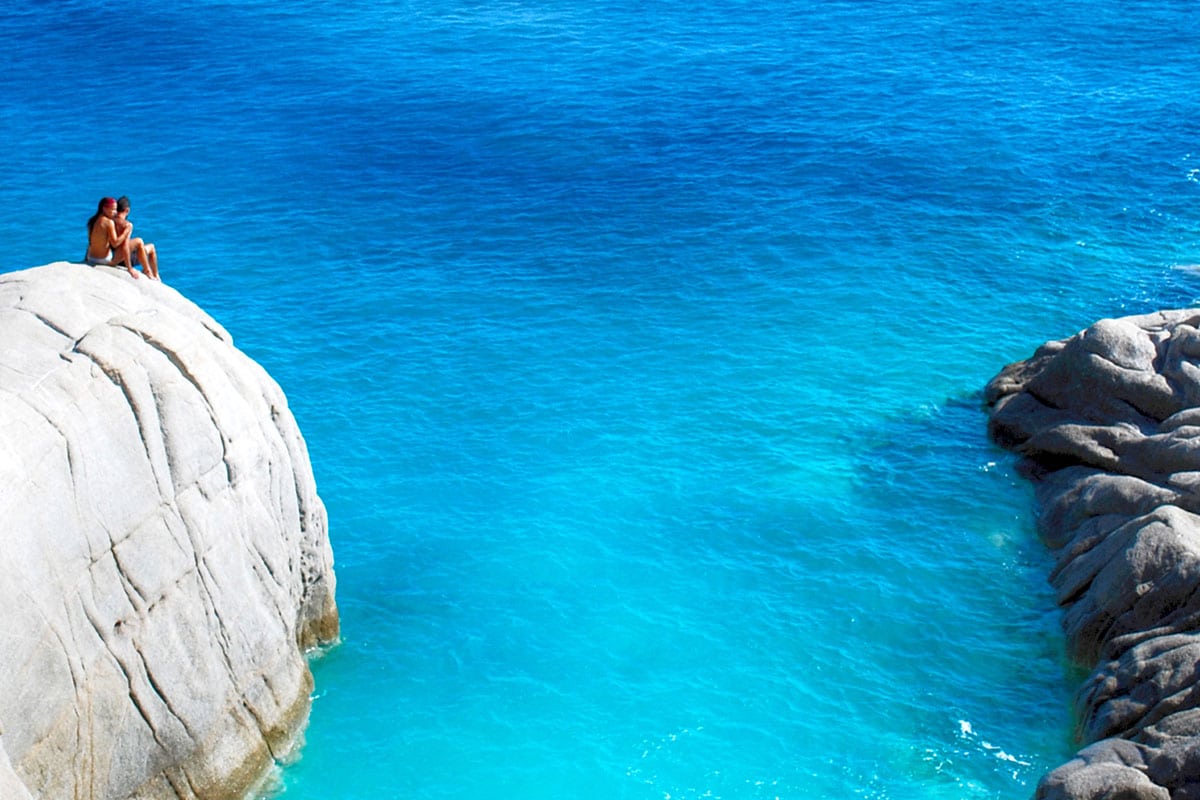 tilestwra.com | Σεϋχέλλες: H παραλία στην Ικαρία με τα κυανά νερά την λευκή άμμο και τους εντυπωσιακούς βράχους!