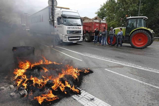 tilestwra.com | Γάλλοι αγρότες μπλόκαραν φορτηγά με τρόφιμα από τη Γερμανία!