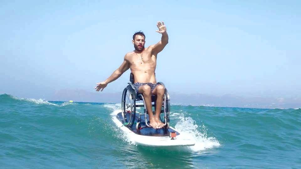 tilestwra.com | O Έλληνας παραολυμπιονίκης που δάμασε τα κύματα με το αναπηρικό του αμαξίδιο!
