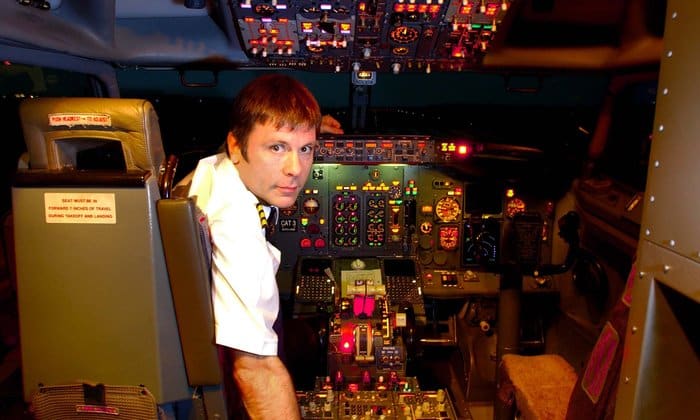 tilestwra.com | Ο τραγουδιστής Μπρους Ντίκινσον των Iron Maiden έγινε πιλότος της Air Djibouti!
