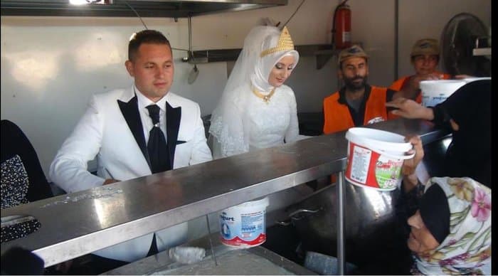 tilestwra.com | Ένας αλλιώτικος γάμος: H νύφη και ο γαμπρός τάισαν 4.000 πρόσφυγες αντί να κάνουν δεξίωση!