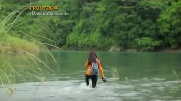 tilestwra.com | Η δασκάλα από τις Φιλιππίνες διασχίζει 5 ποτάμια και βαδίζει δυο ώρες για να φτάσει στους μαθητές της!
