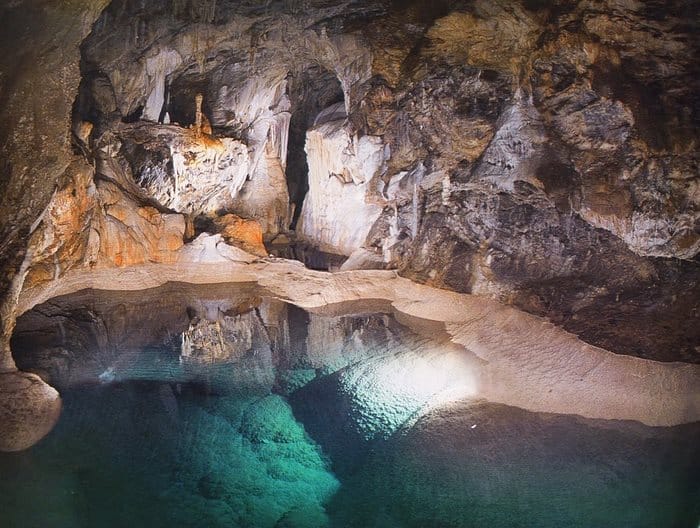 Σπήλαιο Λιμνών: Ένας μυστικός παράδεισος ανυπέρβλητης ομορφιάς στην Αχαΐα
