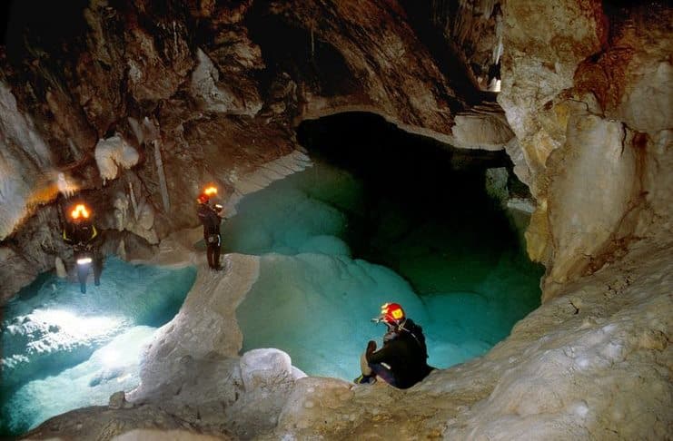 Σπήλαιο Λιμνών: Ένας μυστικός παράδεισος ανυπέρβλητης ομορφιάς στην Αχαΐα