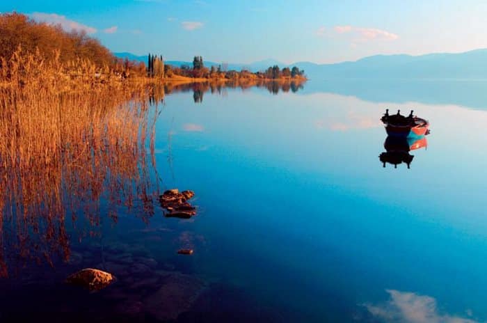 Είναι η μεγαλύτερη λίμνη στην Ελλάδα αλλά παραμένει άγνωστη στον περισσότερο κόσμο