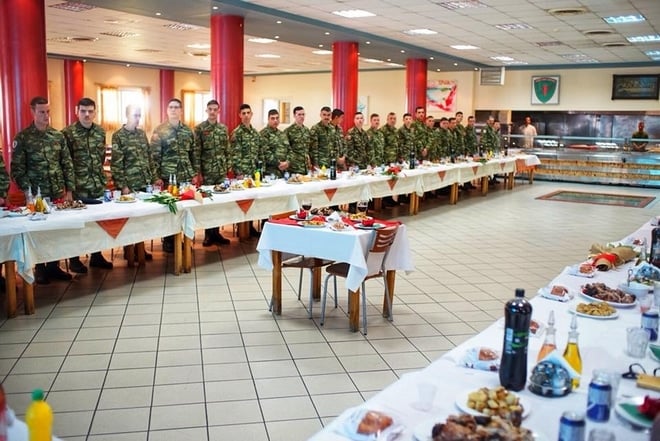 Έστησαν πασχαλινό τραπέζι για τους δύο Έλληνες στρατιωτικούς στο ΚΕΥΠ Λαμίας 88d27924b2d1ed2184de6fbfcd40bec4