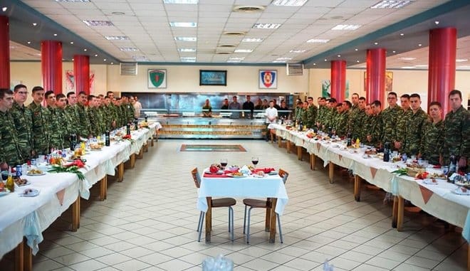 Έστησαν πασχαλινό τραπέζι για τους δύο Έλληνες στρατιωτικούς στο ΚΕΥΠ Λαμίας f253e6eb380840522adccb91b9edaea8