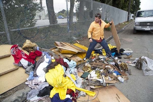Ένας άντρας μαζεύει σκουπίδια και με αυτά κατασκευάζει σπίτια για τους άστεγους!