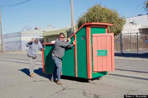 Ένας άντρας μαζεύει σκουπίδια και με αυτά κατασκευάζει σπίτια για τους άστεγους!