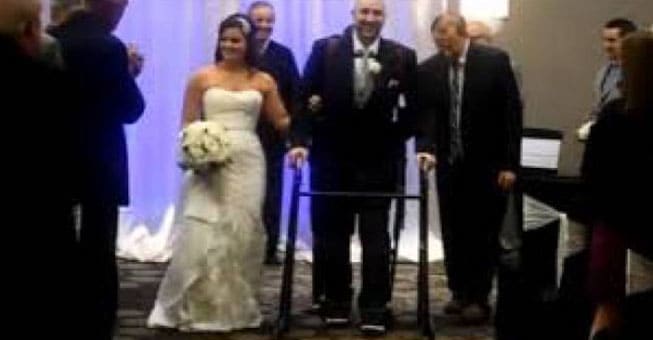 Παράλυτος άνθρωπος στέκεται όρθιος στο γάμο του χάρη σε ρομποτικό κοστούμι (video)