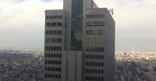 ΤΡΟΜΑΚΤΙΚΟ ΒΙΝΤΕΟ! Πανύψηλος ουρανοξύστης χορεύει από σεισμό!