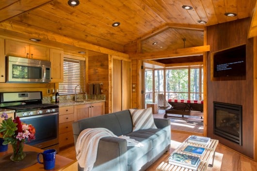 tilestwra.gr : escape mobile cabin 14 Το σπίτι των ονείρων σας: Μοιάζει με μια παλιά ξύλινη καλύβα των 47 τ.μ.... αλλά στο εσωτερικό της κρύβεται ένα διακοσμητικό θαύμα!!!