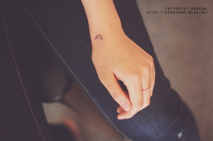 tilestwra.gr : minimalistic feminine discreet tattoo seoeon 17 21+1 μινιμαλιστικά τατουάζ που θα λατρέψετε