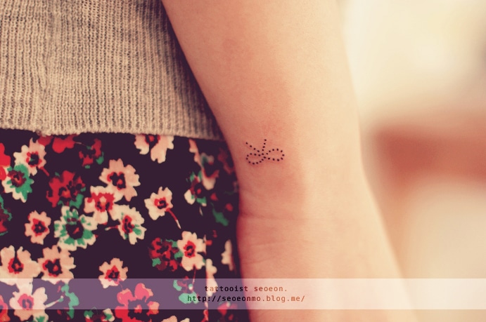 tilestwra.gr : minimalistic feminine discreet tattoo seoeon 32 21+1 μινιμαλιστικά τατουάζ που θα λατρέψετε