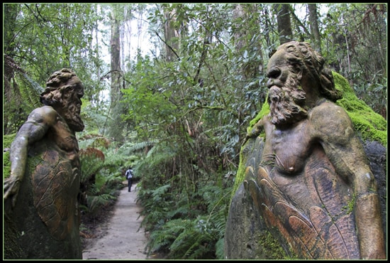 Μυστηριώδη αγάλματα σε τροπικό δάσος! 