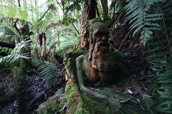 Μυστηριώδη αγάλματα σε τροπικό δάσος! 