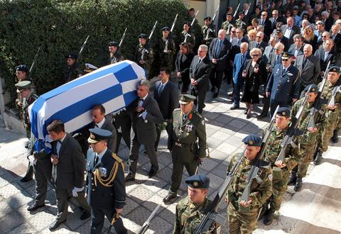 Πλήθος κόσμου στην κηδεία του Γιάννη Χαραλαμπόπουλου 