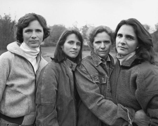 tilestwra.gr - Αδελφές φωτογραφίζονται κάθε 5 χρόνια από το 1975!