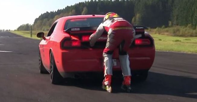 Video: Ρολλάροντας πίσω από Dodge Challenger SRT8 που κινείται με 200 χλμ/ώρα! (βίντεο)
