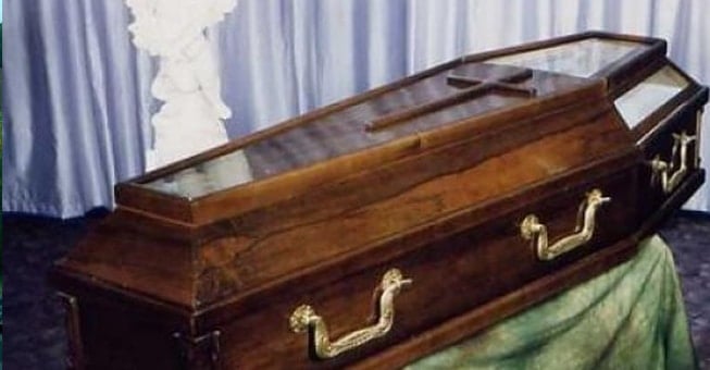 Σοκάρει η μακάβρια ανακάλυψη! Άνοιξαν το φέρετρο του συγγενή τους και βρήκαν το πτώμα ενός αγνώστου