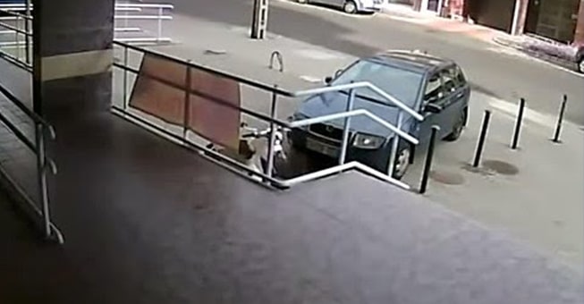 Θα κλάψετε από τα γέλια! Δείτε τον καλύτερο… άντρα Security της χρονιάς! (βίντεο)