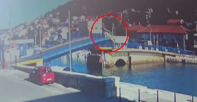 58χρονη οδηγός πέρασε από ανοιχτή κινητή γέφυρα σαν να μην τρέχει τίποτα (βίντεο)