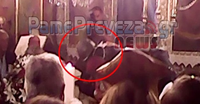 ΛΕΥΚΑΔΑ: Γαμπρός φορά κράνος για να χορέψει τον χορό του Ησαΐα!