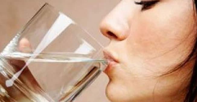 Τι μπορεί να πάθουμε εάν πίνουμε νερό το πρωί με άδειο στομάχι;