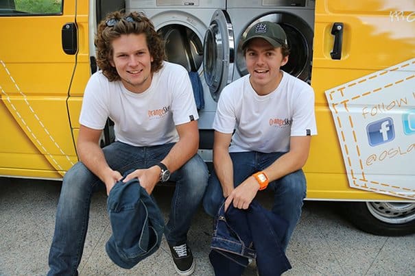 Δύο 20χρονα παιδιά μετέτρεψαν το Βαν τους σε Κινητό Πλυντήριο ρούχων για τους άστεγους!