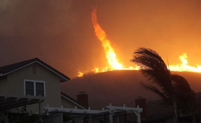 tilestwra.gr : 5.  Fire Whirls Όταν η μητέρα φύση μας αφήνει άφωνους με την ομορφιά της