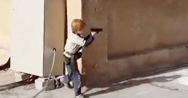 Συγκλονιστικό βίντεο δείχνει πεντάχρονο παιδάκι να εκπαιδεύεται από τους τζιχαντιστές!