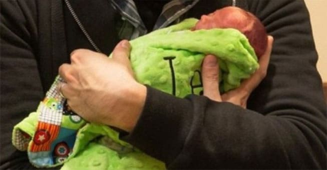 Πατέρας τραγουδά στον ετοιμοθάνατο νεογέννητο γιο του. (βίντεο)