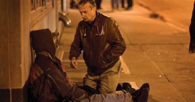 Όταν όλοι κοιμούνται, ένας γιατρός βγαίνει στους δρόμους κάθε βράδυ για να βοηθήσει τους άστεγους!