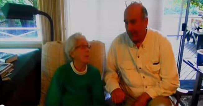 H 93χρονη γιαγιά δοκιμάζει… μπάφο για πρώτη φορά (βίντεο)