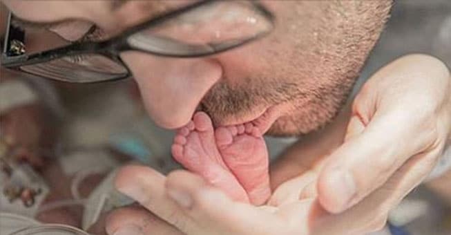 Η τραγωδία ενός νέου πατέρα: Το βίντεο που σόκαρε τον πλανήτη