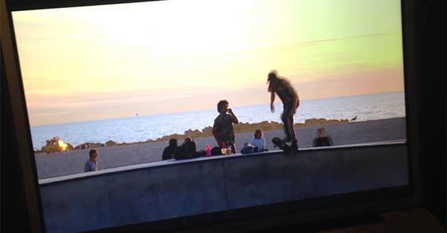 ΣΟΚ! Ρεπόρτερ δέχεται skateboard στο κεφάλι! (βίντεο)