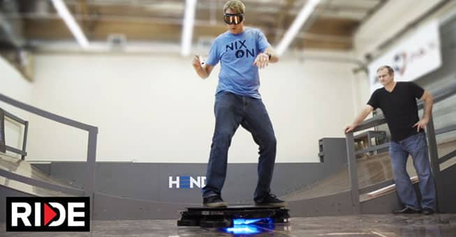 Ο διάσημος skater Tony Hawk ανεβαίνει πάνω στην πρώτη σανίδα χωρίς… ρόδες!
