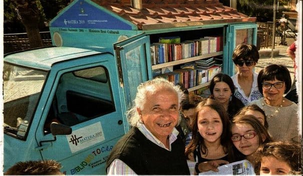 kollima.gr - Ένας συνταξιούχος δάσκαλος για να βοηθήσει τα παιδιά να αγαπήσουν τα βιβλία έκανε κάτι μοναδικό!