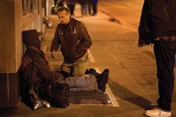 dinfo.gr - Όταν όλοι κοιμούνται, ένας γιατρός βγαίνει στους δρόμους κάθε βράδυ για να βοηθήσει τους άστεγους!