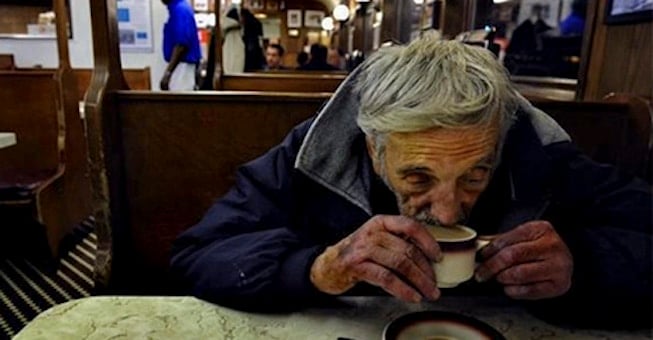 Ένας άντρας μπήκε σε ένα καφενείο, πήρε ένα καφέ και πλήρωσε τρεις. Για τον ωραιότερο λόγο…