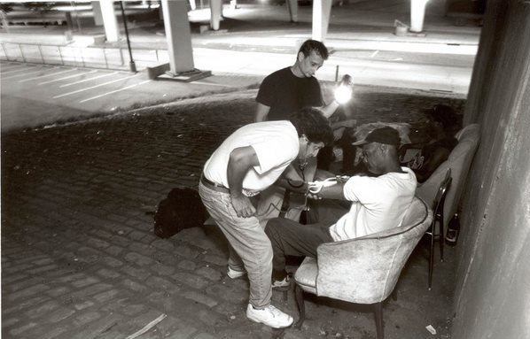dinfo.gr - Όταν όλοι κοιμούνται, ένας γιατρός βγαίνει στους δρόμους κάθε βράδυ για να βοηθήσει τους άστεγους!