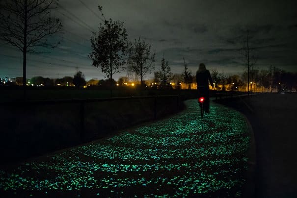 Ολλανδός καλλιτέχνης δημιούργησε ένα μονοπάτι για ποδήλατα που λάμπει στο σκοτάδι!