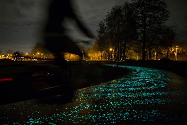 Ολλανδός καλλιτέχνης δημιούργησε ένα μονοπάτι για ποδήλατα που λάμπει στο σκοτάδι!