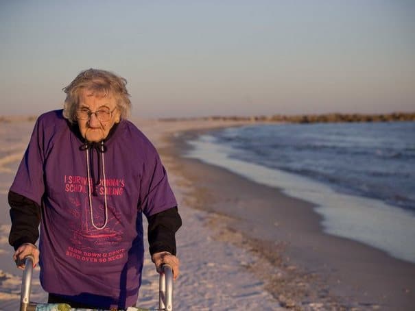 Μια γιαγιά 100 ετών βλέπει για πρώτη φορά στη ζωή της την θάλασσα. Δείτε το βίντεο..