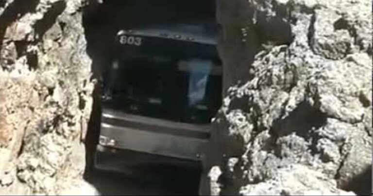 Επαγγελματίας οδηγός λεωφορείου περνάει ξυστά μέσα από βράχο!