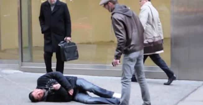 Θα βοηθούσατε έναν άγνωστο αν πάθαινε καρδιακή προσβολή μπροστά σας;