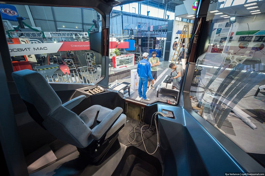 Πώς θα είναι το υπερσύγχρονο τραμ «Russian One» 58 A view of the driver's cabin. The 180-degree view helps decrease what drivers call the "dead zone."