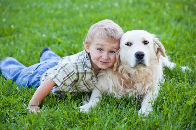 tilestwra.gr : babydogy4 10 σημαντικοί λόγοι για να μεγαλώσει ένα παιδί με κατοικίδιο
