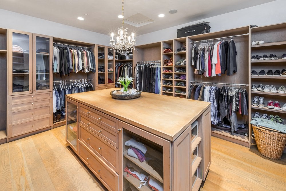 It also comes with a beautiful walk-in closet.